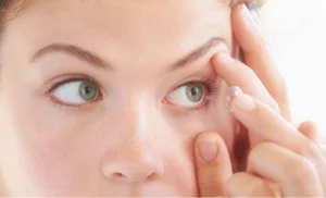 woman putting in contacts